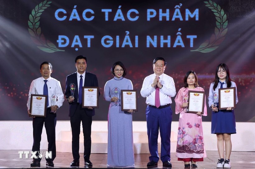 vinh danh cac tac pham xuat sac tai cuoc thi chinh luan bao ve nen tang tu tuong cua dang nam 2024 hinh 1