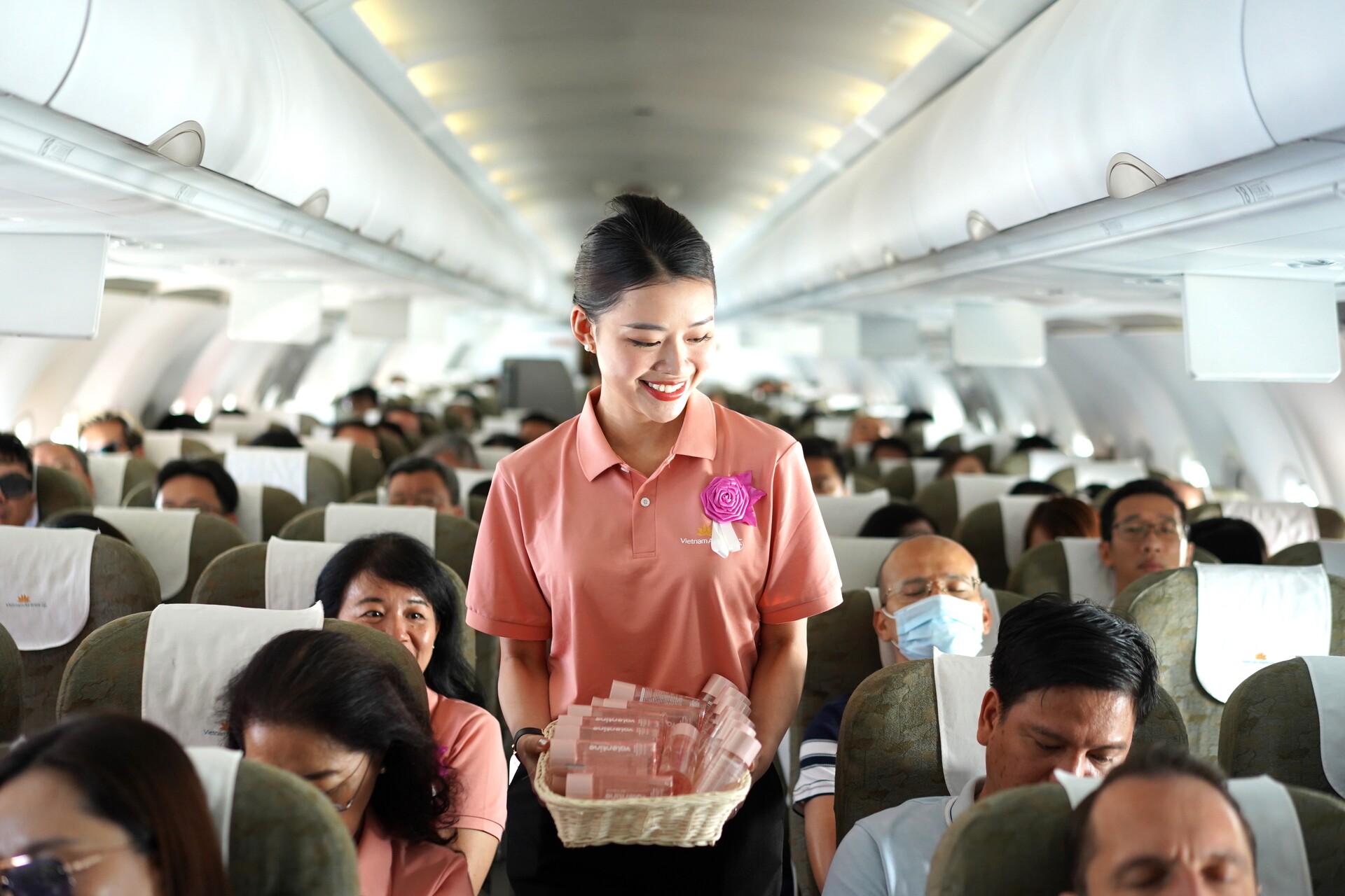 chuyen bay mau hong cua vietnam airlines chung tay vi binh dang gioi hinh 2