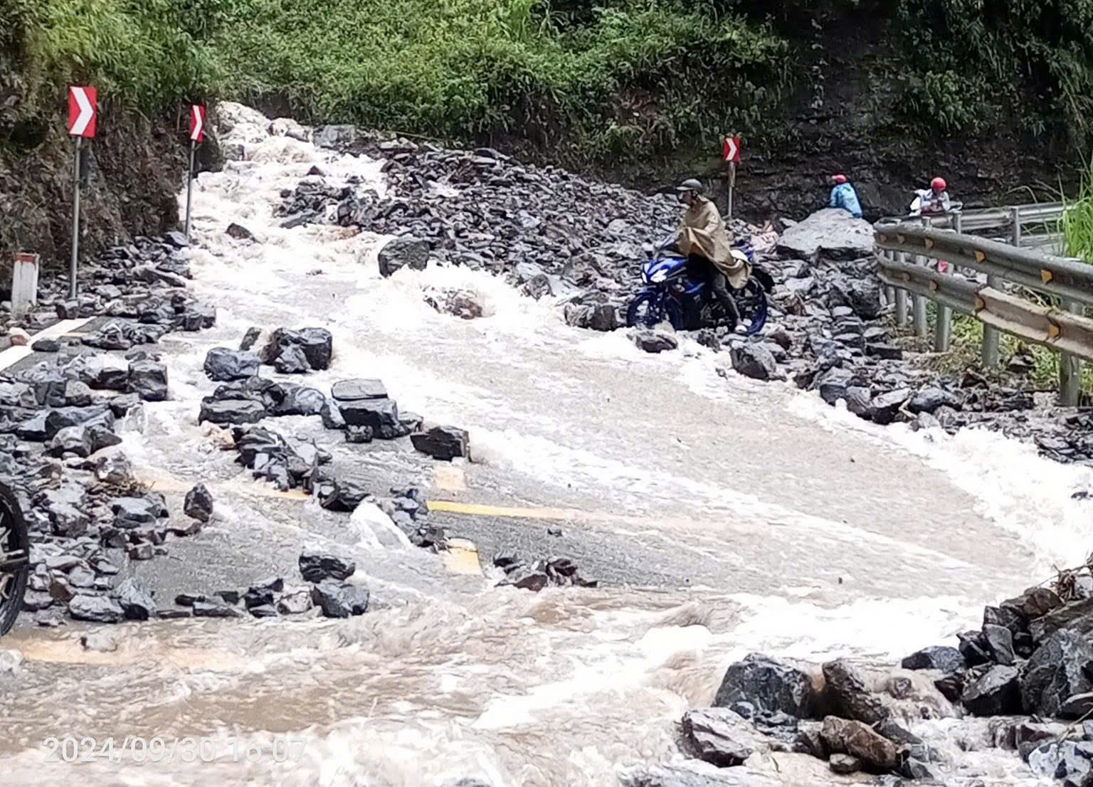 cung duong du lich noi tieng ma pi leng sat lo nghiem trong vi mua lon hinh 1