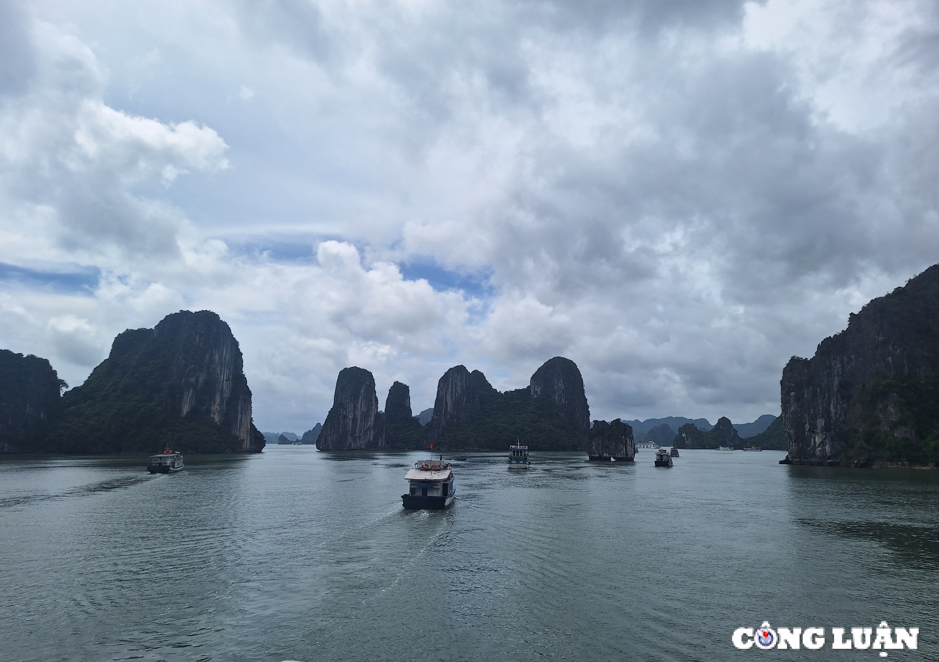 cam nang lonely planet goi y trai nghiem phai thu tai vinh ha long hinh 2