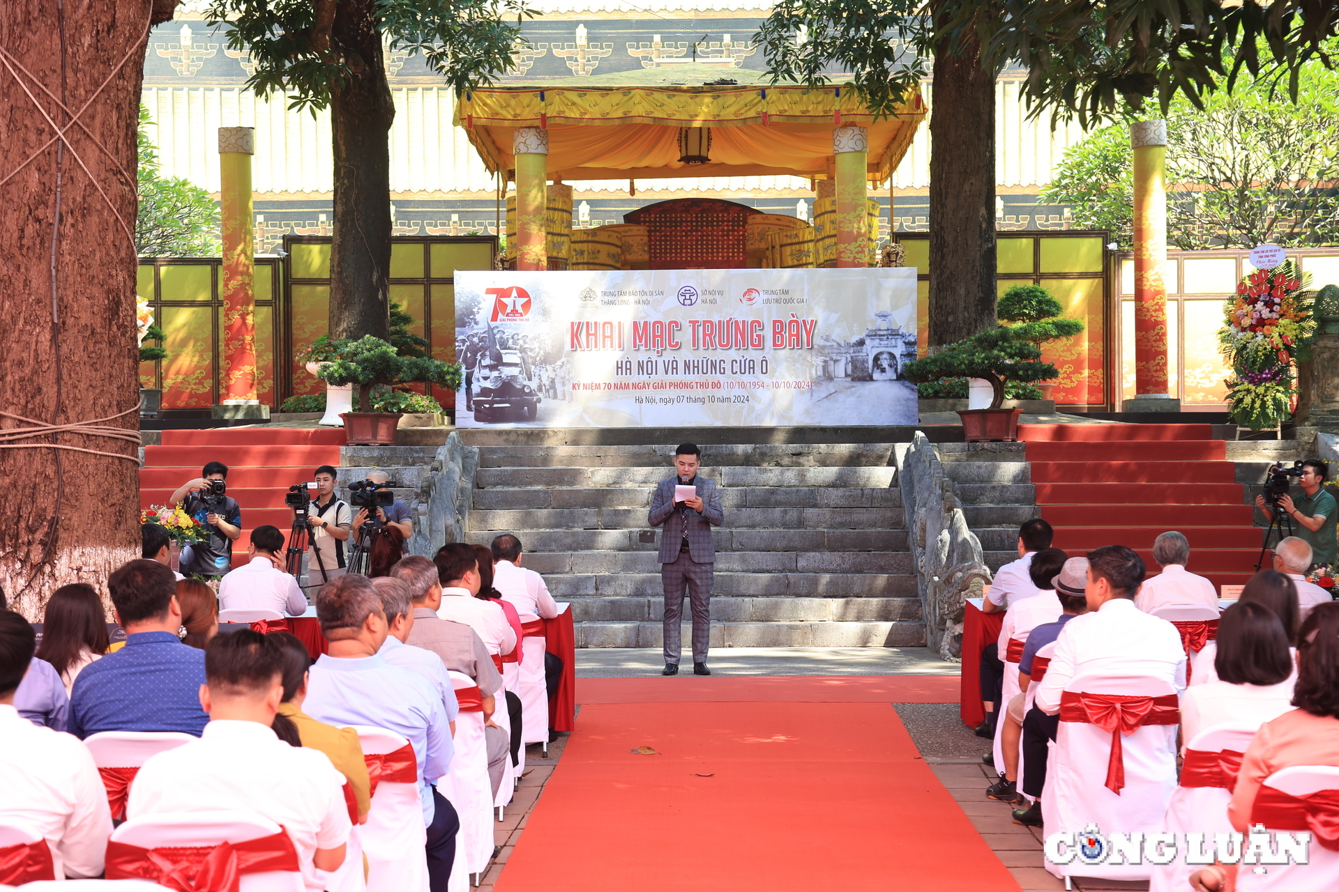 trung bay nhieu tai lieu luu tru ha noi va nhung cua o hinh 1