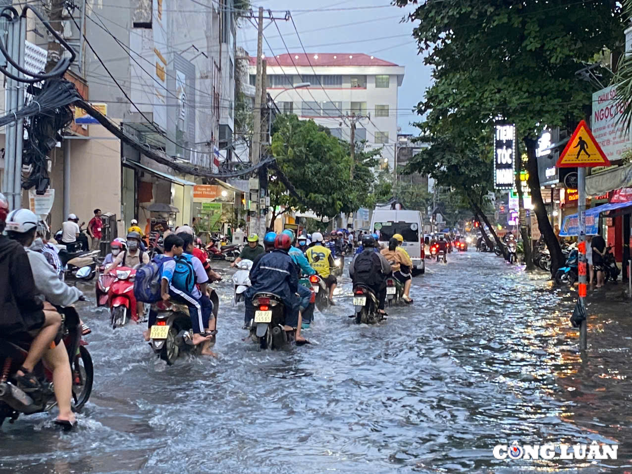 mua lon keo dai o tp hcm nguoi dan kho so vi duong ngap nuoc ket xe hinh 4