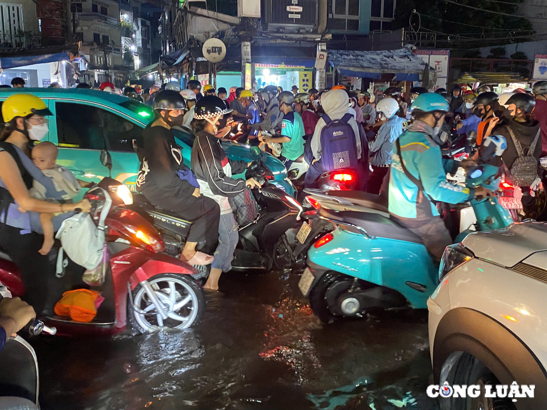 mua lon keo dai o tp hcm nguoi dan kho so vi duong ngap nuoc ket xe hinh 1