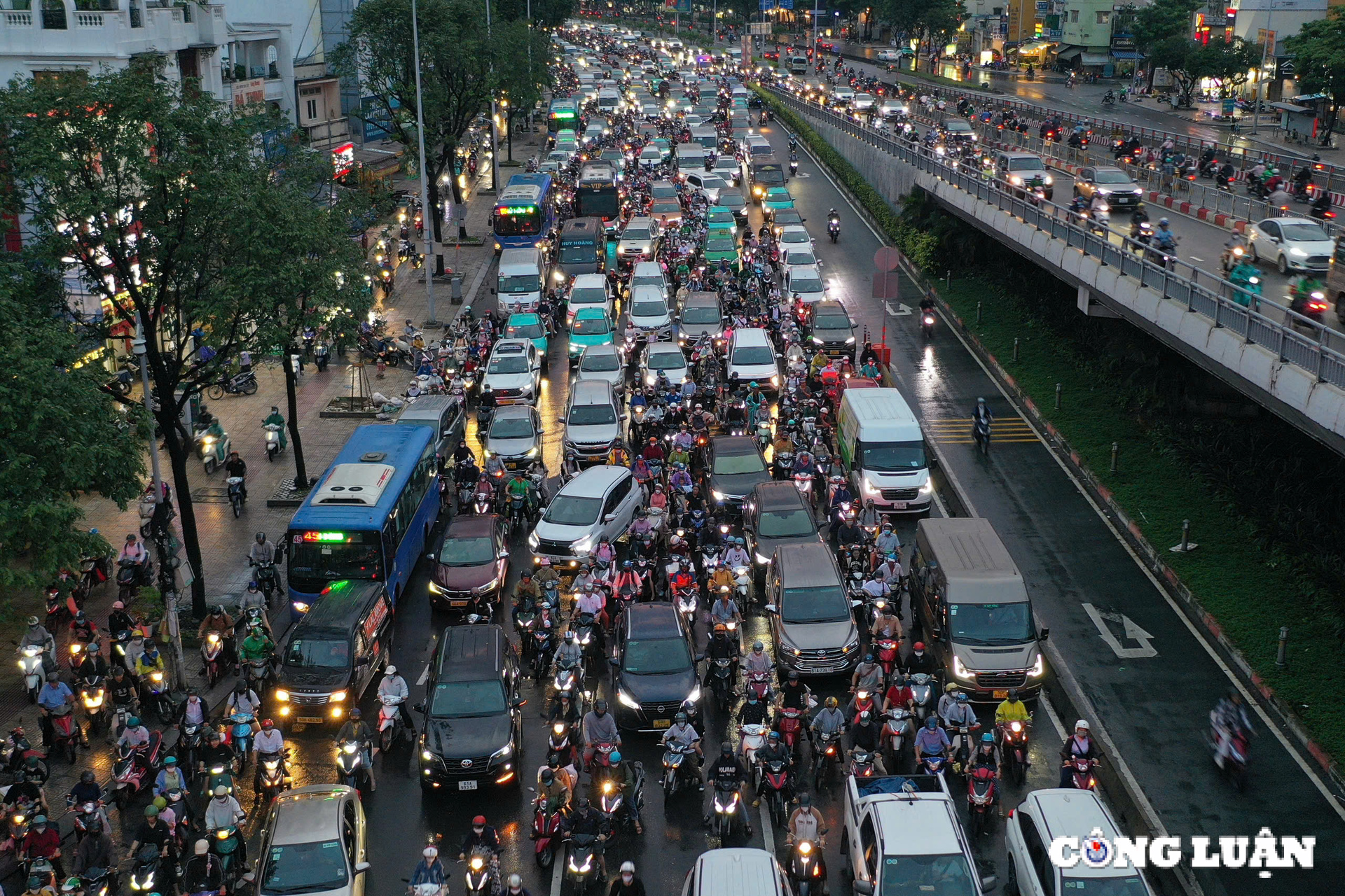 mua lon keo dai o tp hcm nguoi dan kho so vi duong ngap nuoc ket xe hinh 2