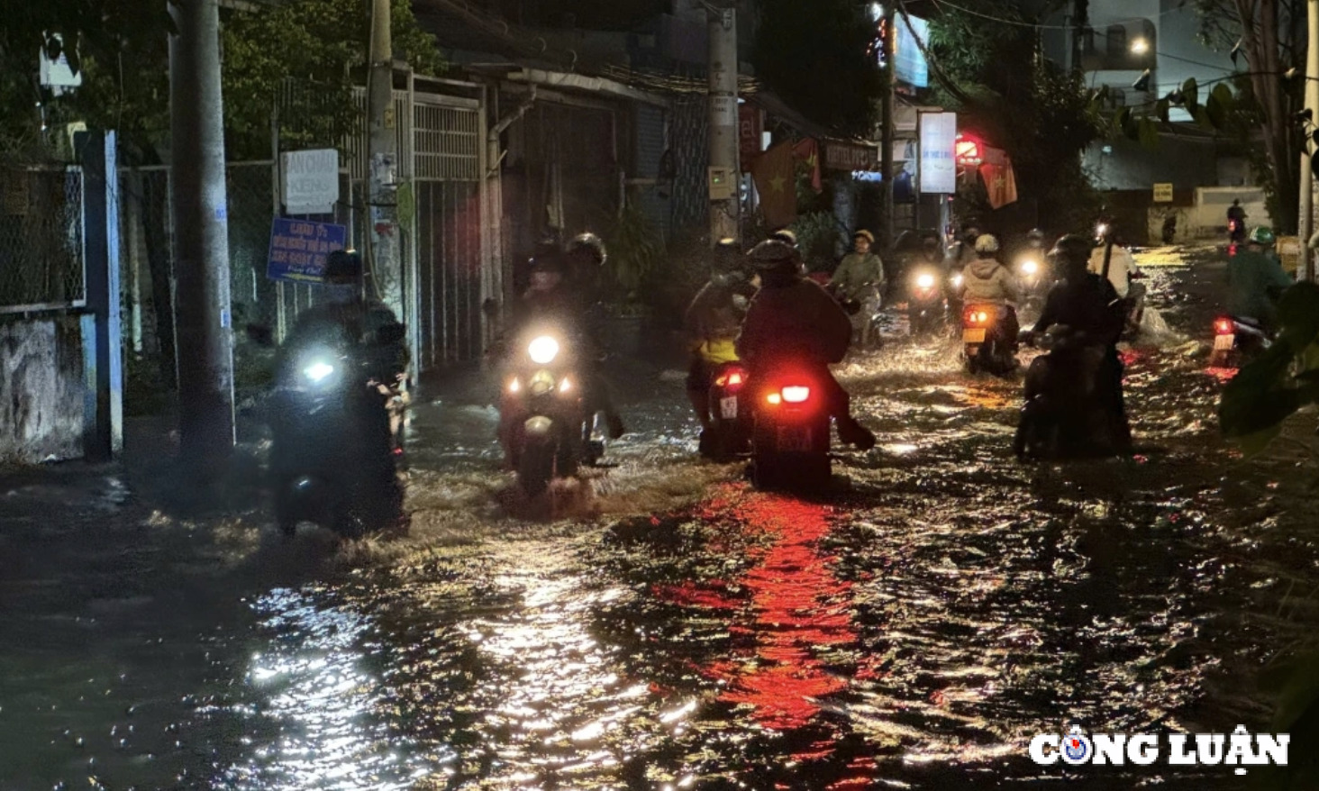 mua lon keo dai o tp hcm nguoi dan kho so vi duong ngap nuoc ket xe hinh 5