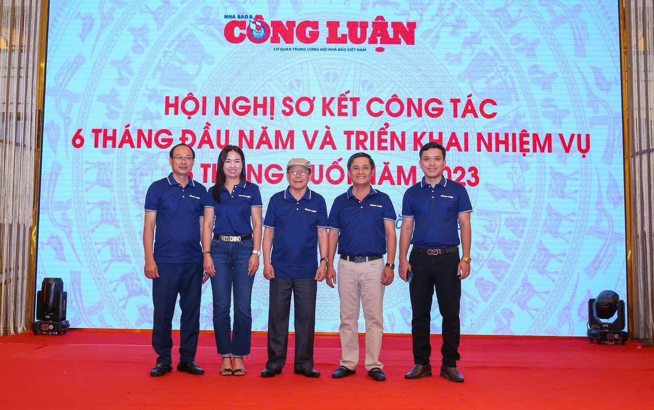 van phong bac mien trung  bao nha bao va cong luan 20 nam  hanh trinh nhieu no luc hinh 1