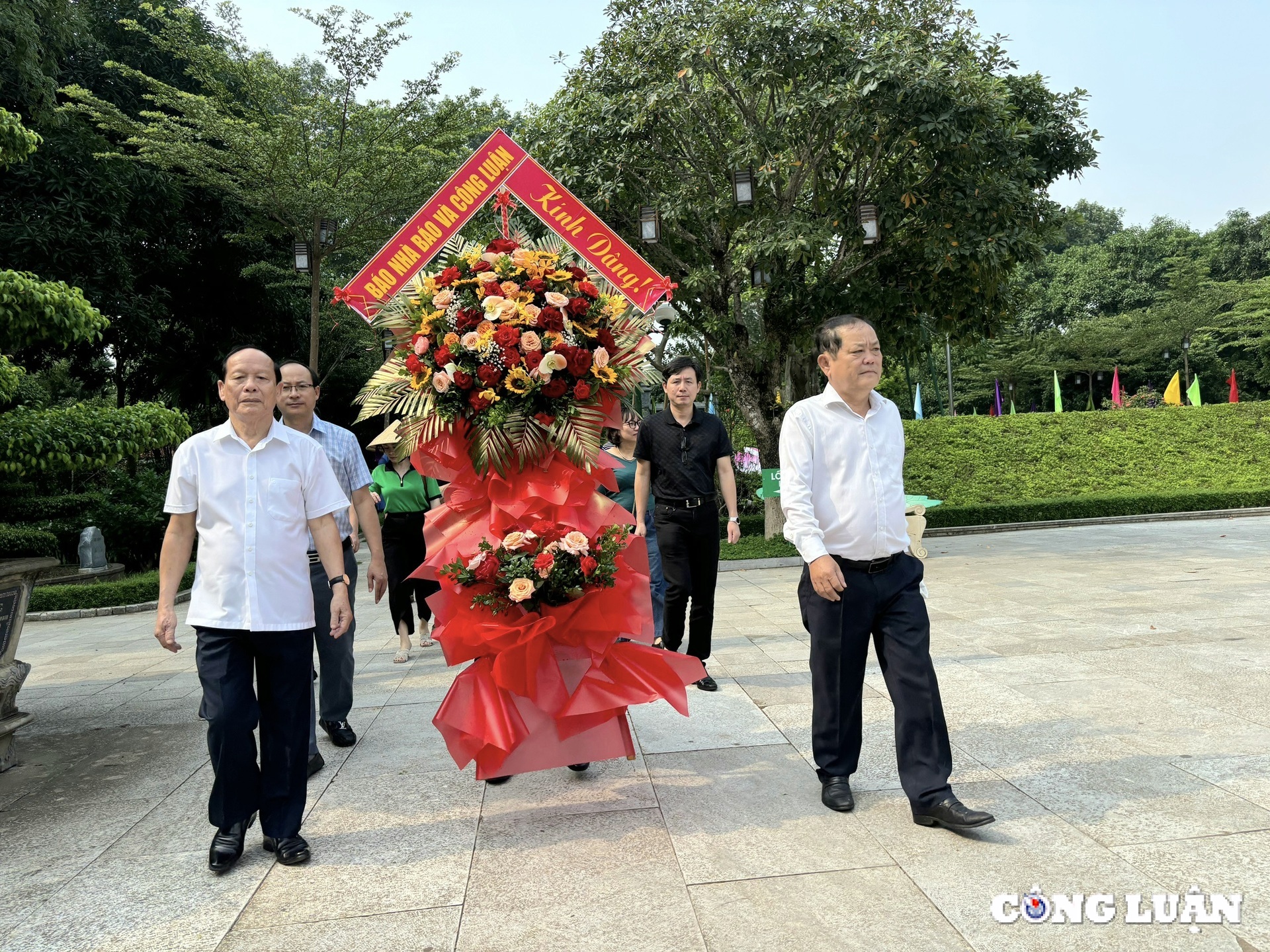 doan can bo phong vien bao nha bao va cong luan ve tham que bac hinh 1