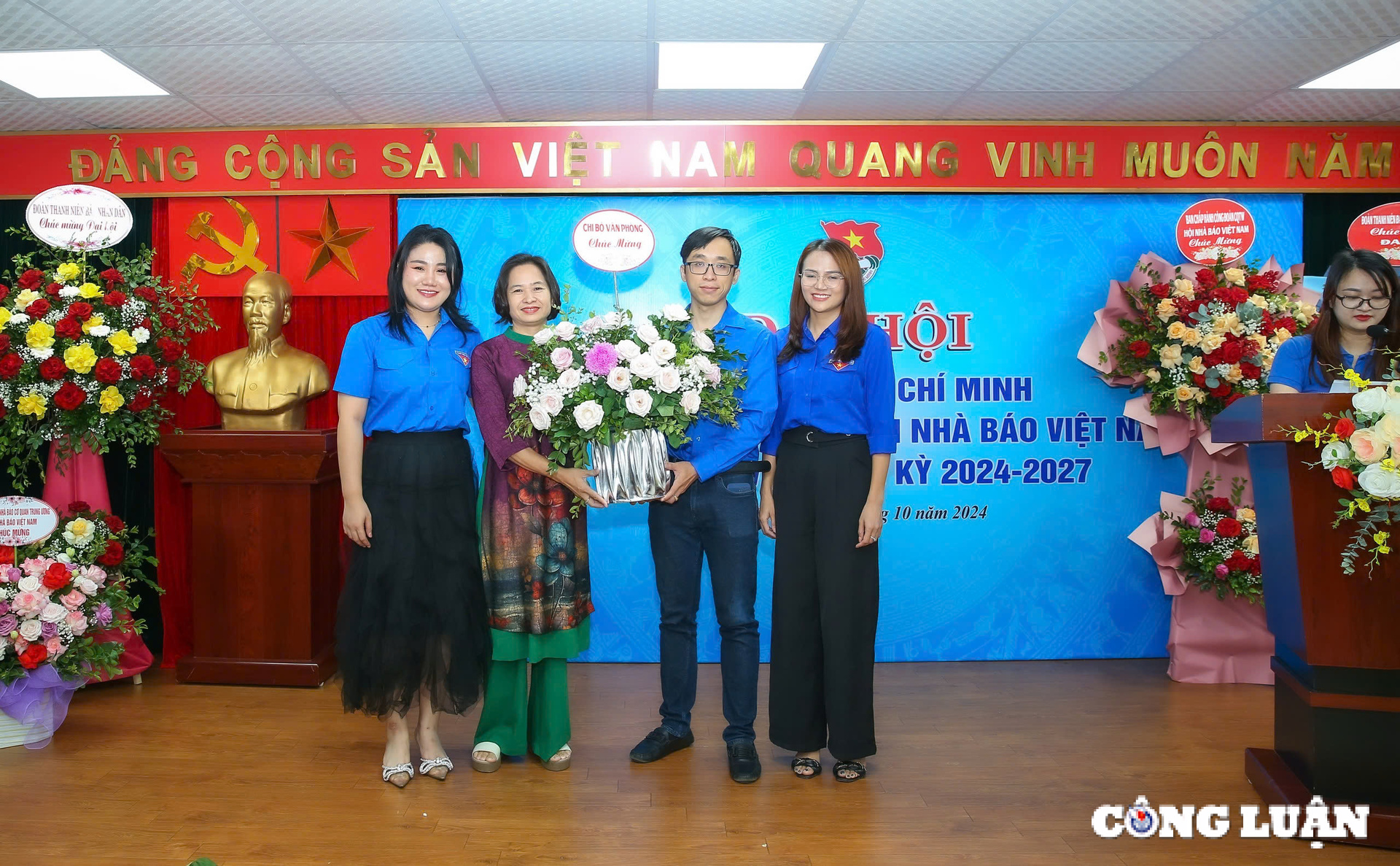 Đồng chí Trần Thị Hương Giang - Ủy viên Ban Chấp hành Đảng bộ, Phó Bí thư Chi bộ Văn phòng, Phó Chánh văn phòng tặng hoa Đoàn Chủ tịch.