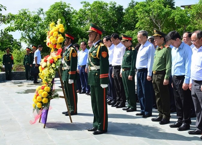 xay dung huyen dao con co ngay cang phat trien kinh te vung manh ve quoc phong  an ninh hinh 4