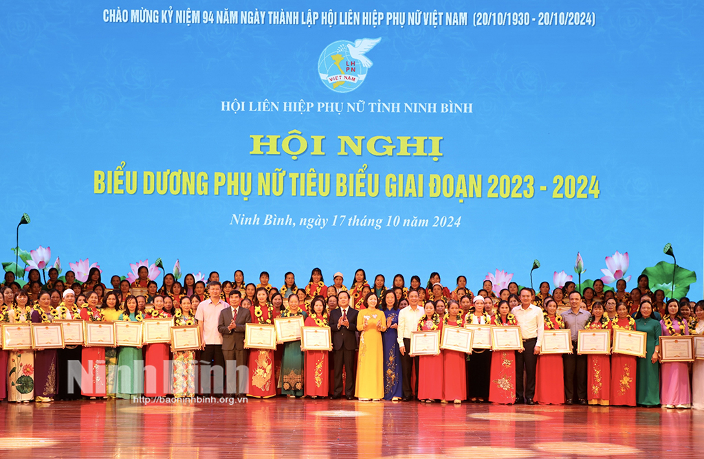 ninh binh tang bang khen 143 can bo hoi vien phu nu tieu bieu xuat sac trong cac phong trao thi dua hinh 1