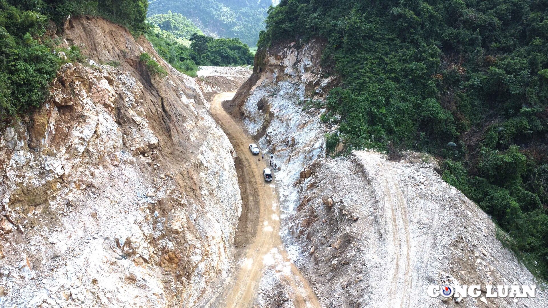 nghe an pha da mo duong ket noi khu vuc mien nui giua huyen quy hop va tan ky hinh 4