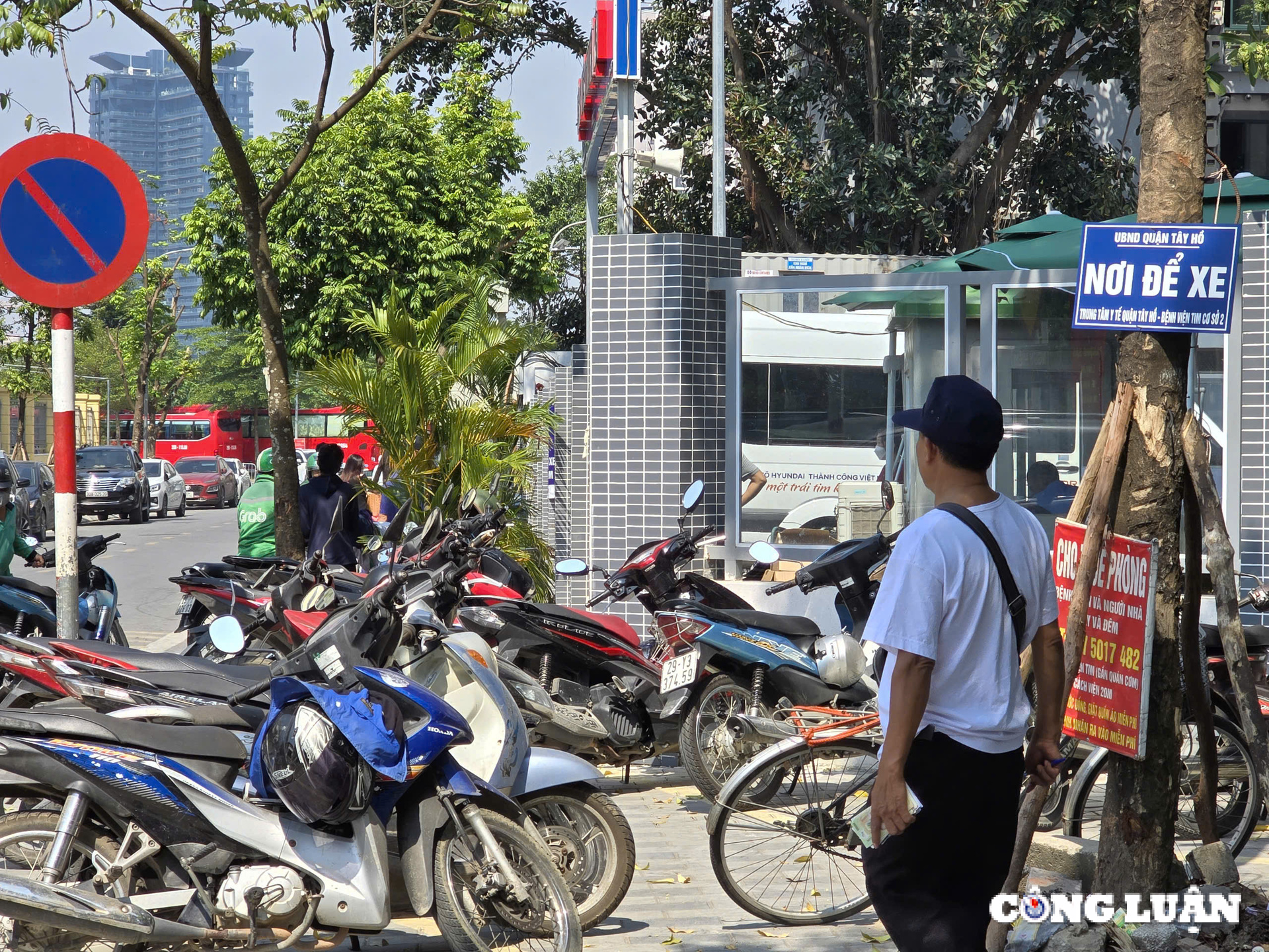 dat cay xanh va via he bi lan chiem de lam hang quan lam xau bo mat quan trung tam ha noi hinh 16