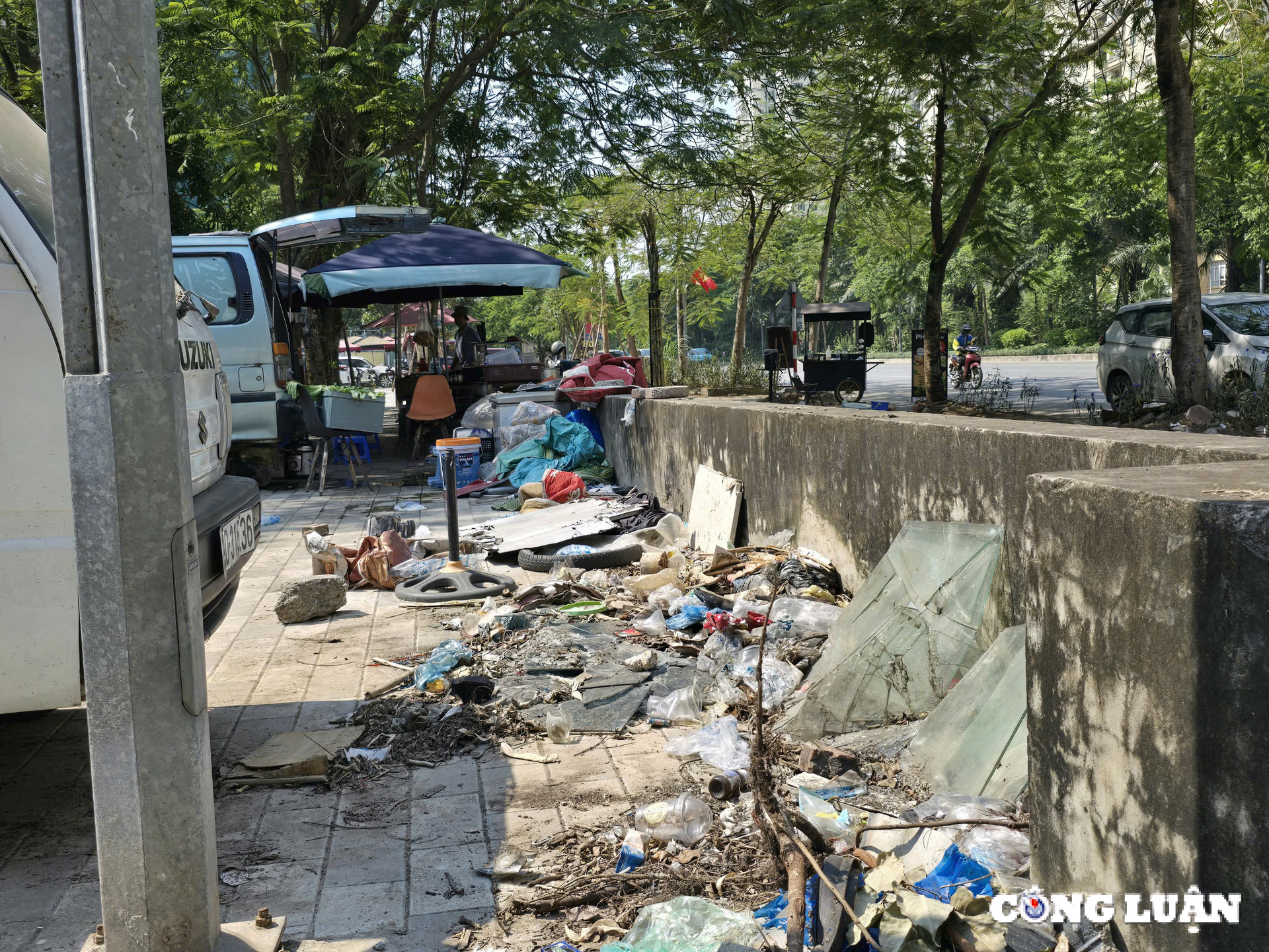 dat cay xanh va via he bi lan chiem de lam hang quan lam xau bo mat quan trung tam ha noi hinh 8