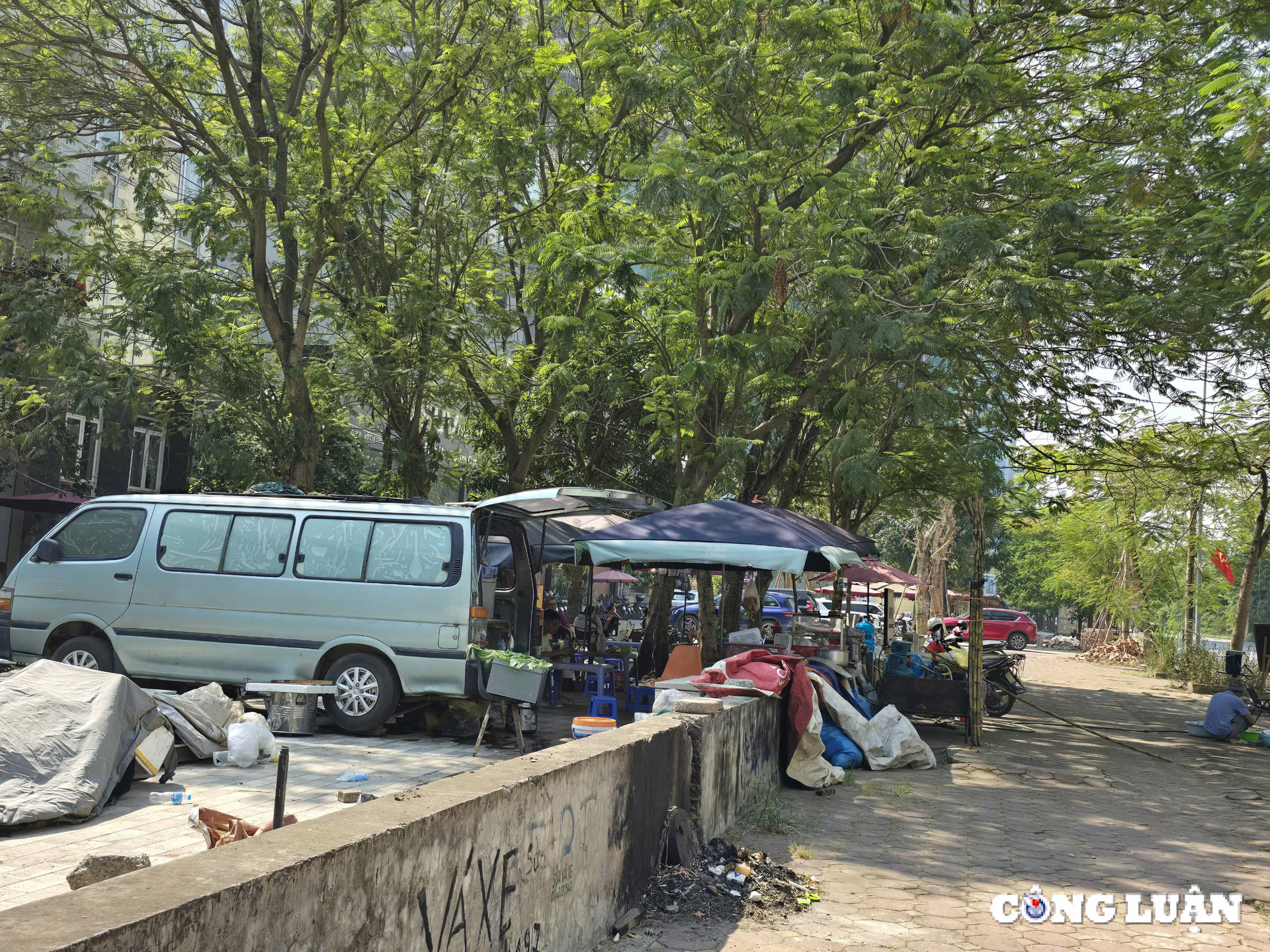 dat cay xanh va via he bi lan chiem de lam hang quan lam xau bo mat quan trung tam ha noi hinh 7