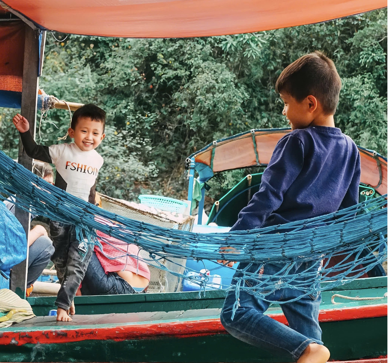 kham pha lang chai co giua long di san vinh ha long hinh 2