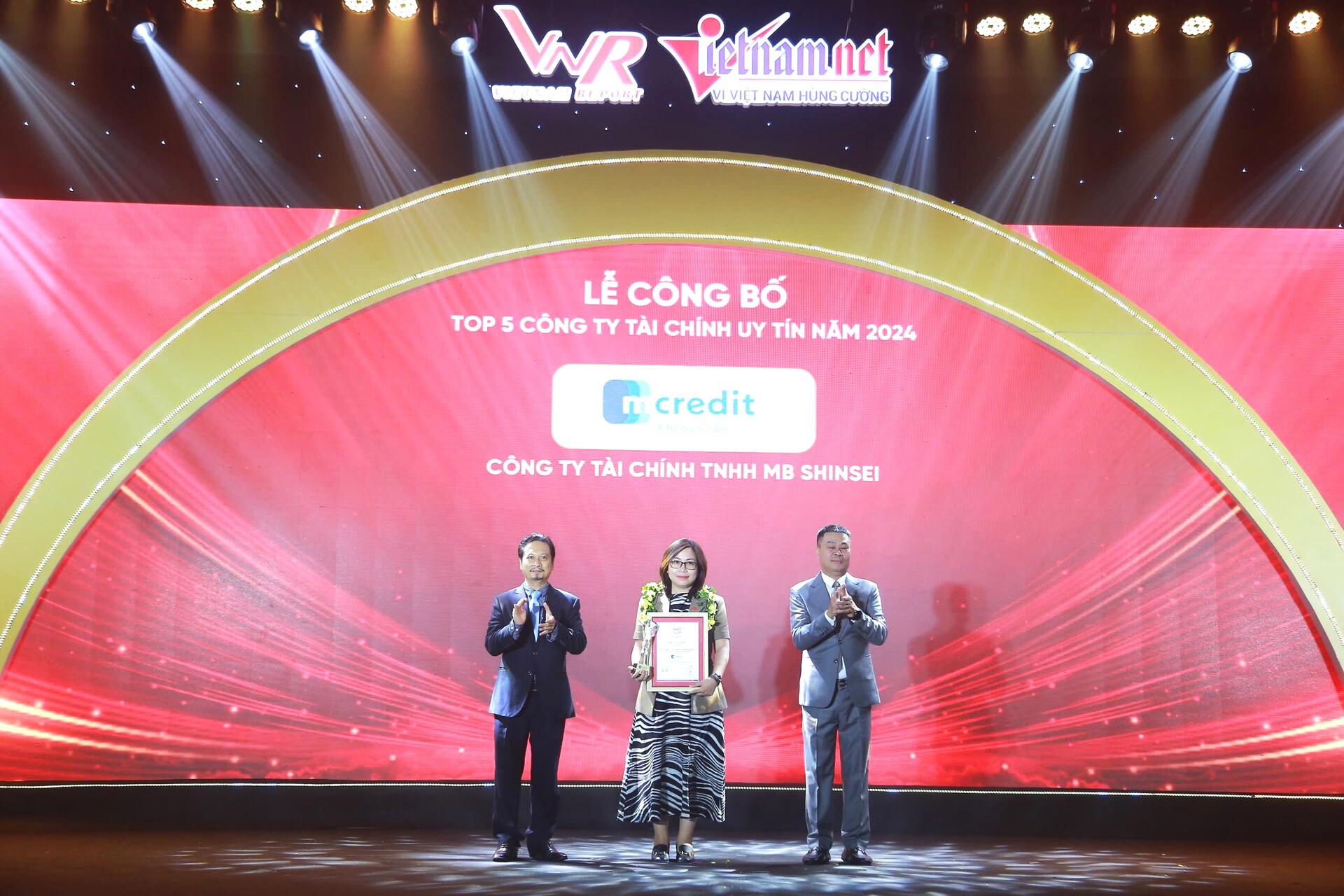 mcredit vinh du ghi danh top 5 cong ty uy tin nhat nganh tai chinh nam 2024 hinh 1