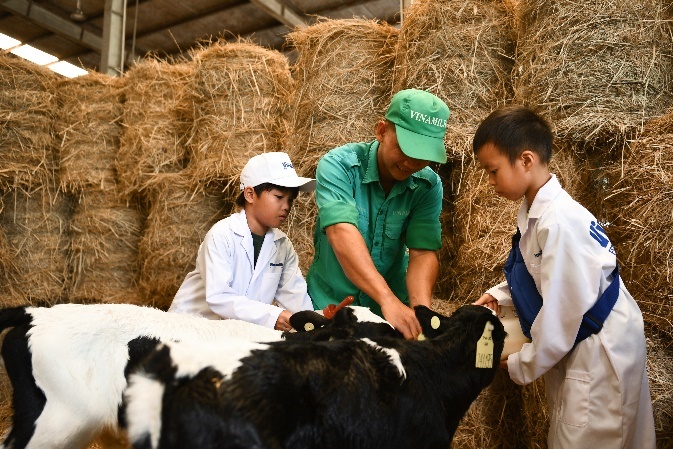 cac tai nang nhi bat ngo voi robot tai trang trai vinamilk green farm va sieu nha may vinamilk hinh 4