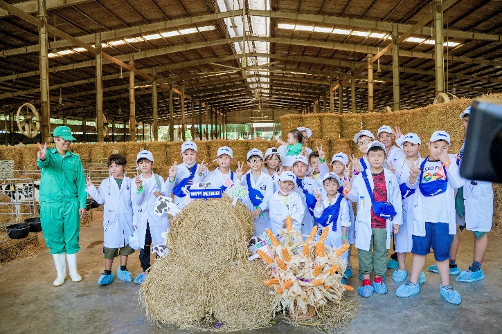 cac tai nang nhi bat ngo voi robot tai trang trai vinamilk green farm va sieu nha may vinamilk hinh 5