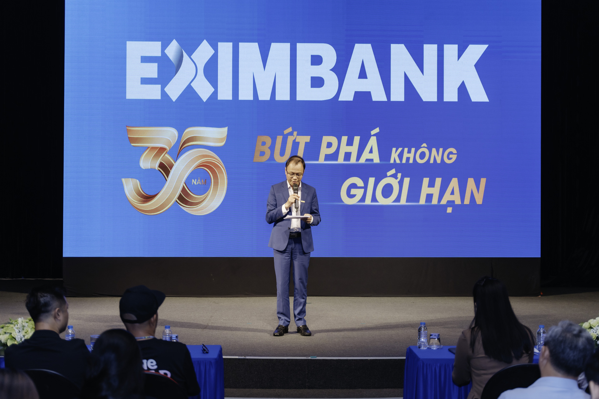 eximbank chap canh hozo 2024 vuon tam quoc te hinh 1