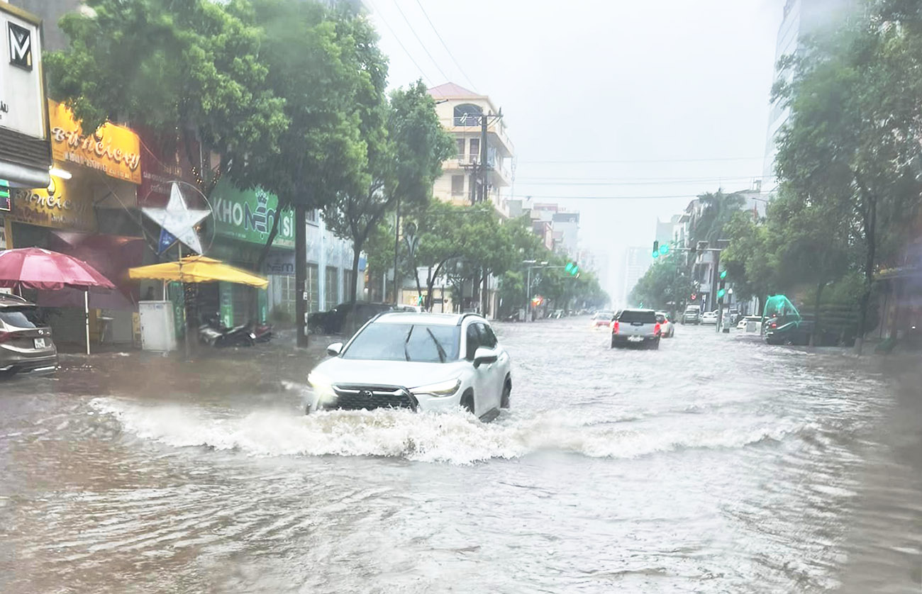 du bao thoi tiet ngay 27 10 khu vuc quang binh den quang ngai co mua to den rat to hinh 1