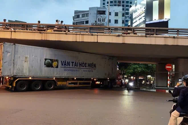 xe container ket duoi gam cau vuot nga tu so vi di theo chi dan google maps hinh 1