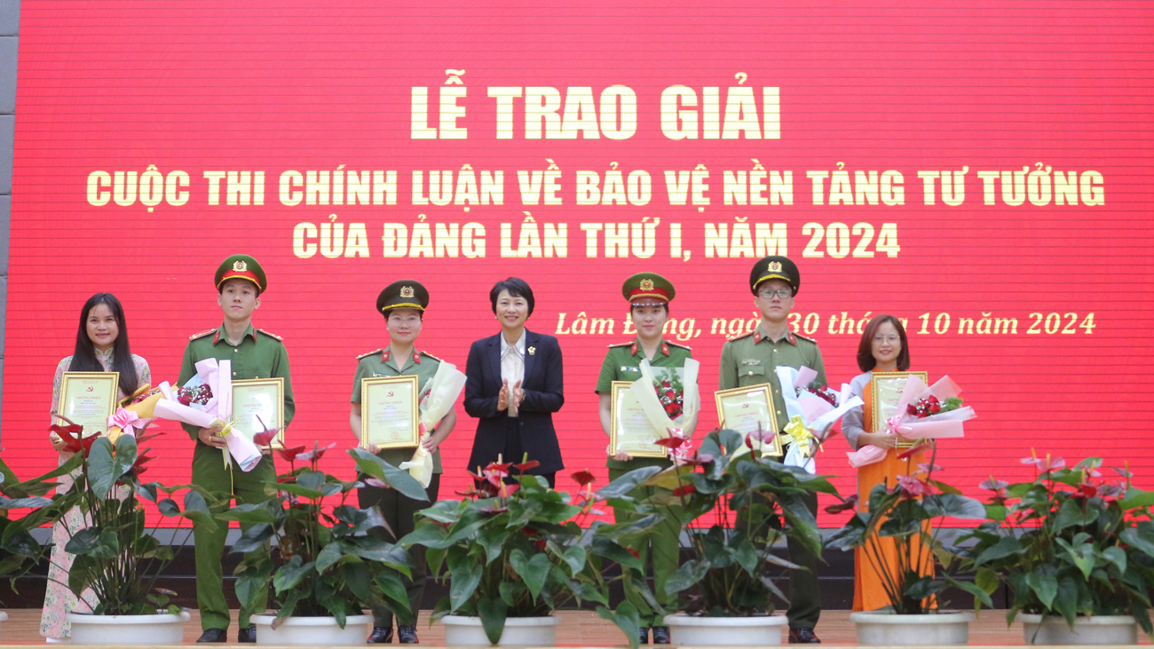 lam dong trao giai cuoc thi chinh luan ve bao ve nen tang tu tuong cua dang tinh lan thu i hinh 1