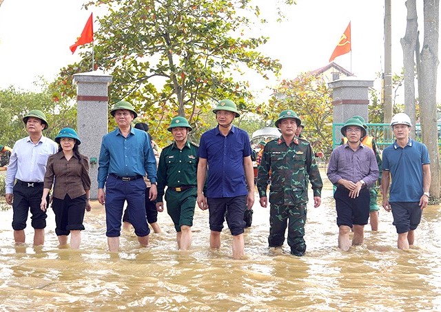 bi thu tinh uy quang binh le ngoc quang kiem tra cong tac khac phuc hau qua bao lut hinh 1