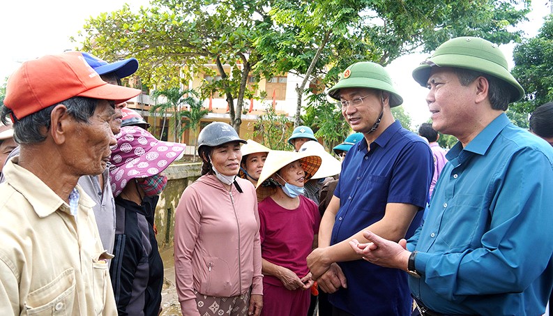 bi thu tinh uy quang binh le ngoc quang kiem tra cong tac khac phuc hau qua bao lut hinh 2