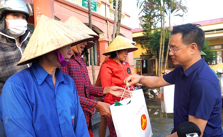 bi thu tinh uy quang binh le ngoc quang kiem tra cong tac khac phuc hau qua bao lut hinh 3