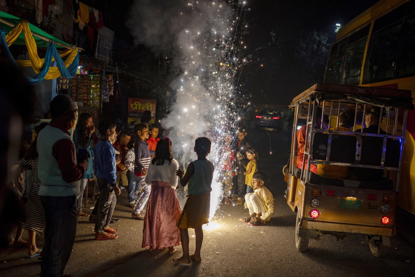 le hoi phao hoa diwali o an do gay tranh cai vi o nhiem khong khi hinh 1