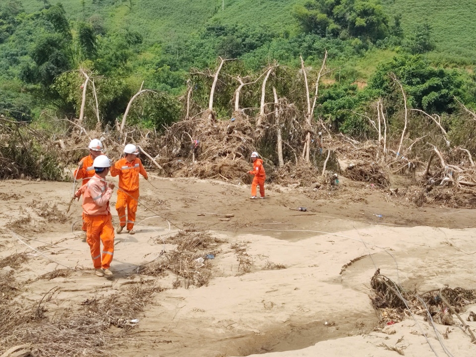 pc lao cai tiep tuc no luc khac phuc he thong luoi dien sau bao so 3 hinh 2