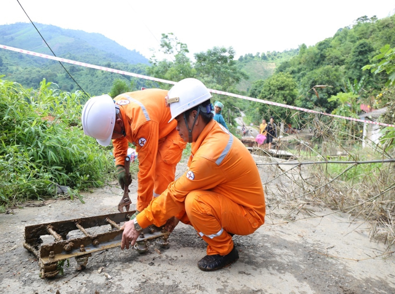 pc lao cai tiep tuc no luc khac phuc he thong luoi dien sau bao so 3 hinh 1