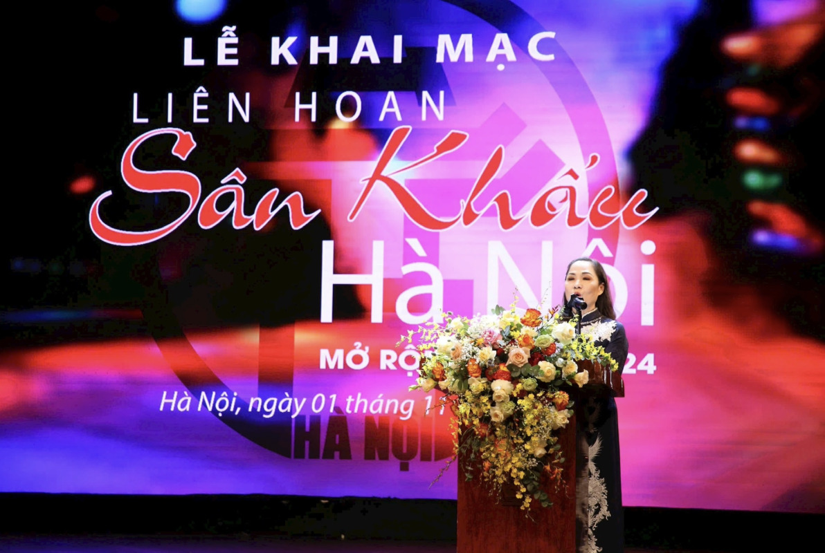 nhieu vo dien dac sac tai dem khai mac lien hoan san khau ha noi mo rong 2024 hinh 1