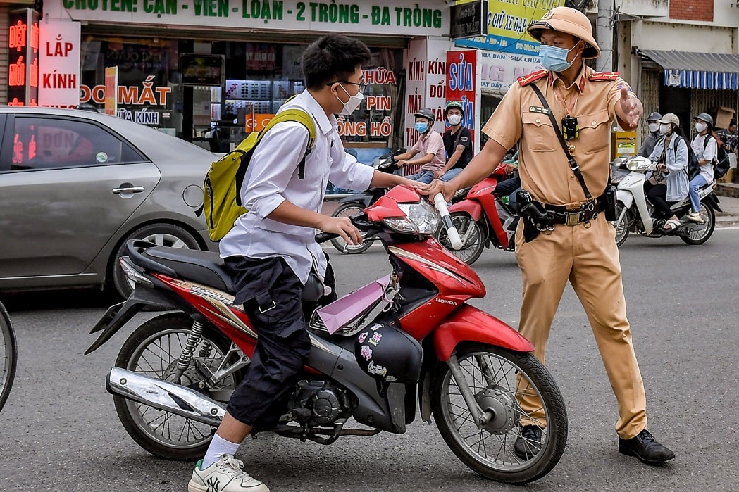 xu ly nghiem nhung hanh vi co nguy co gay tai nan giao thong doi voi lua tuoi hoc sinh hinh 1