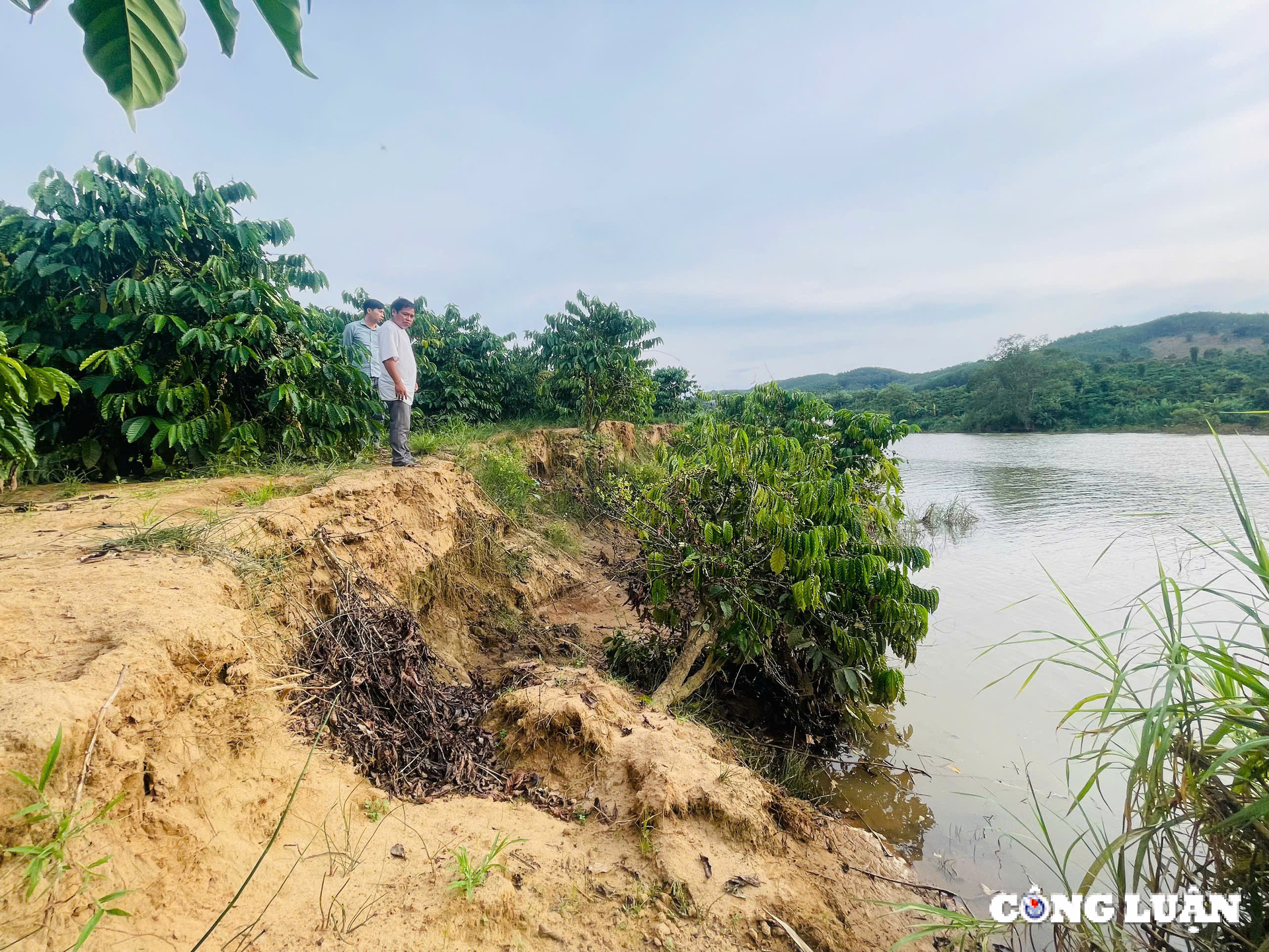 kon tum nguoi dan bat an vi thuy dien tich nuoc gay sat lo ngap ung hoa mau hinh 1