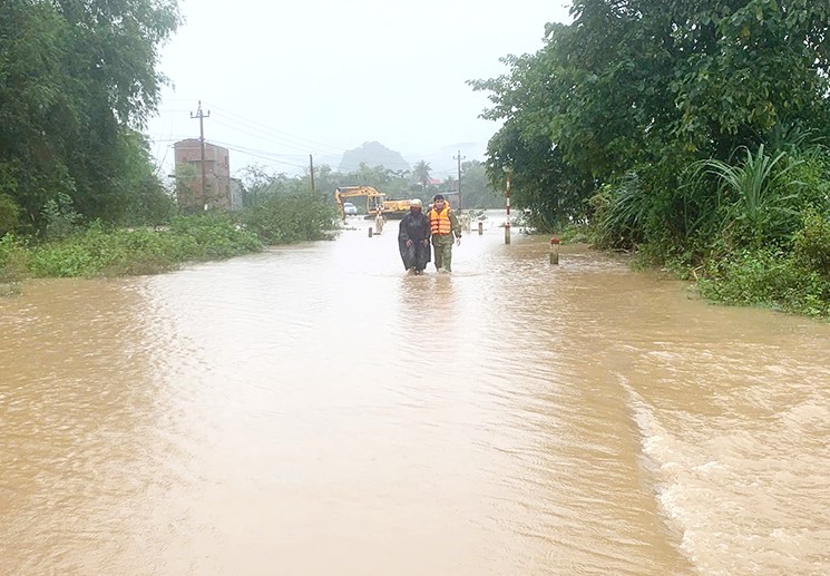 quang binh nhieu dia ban bi chia cat do mua to di doi nhieu ho dan de phong sat lo hinh 1