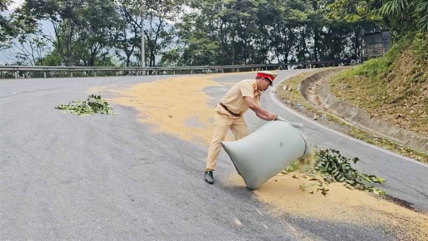 canh sat giao thong lao cai rai trau chong truot vet dau loang tren duong len sa pa hinh 1