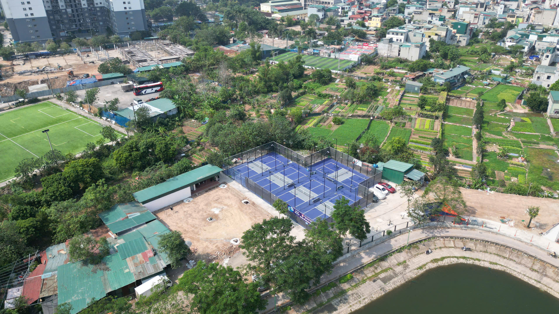 hoang mai ha noi loat bai xe san bong san pickleball moc trai phep tai phuong dai kim hinh 5