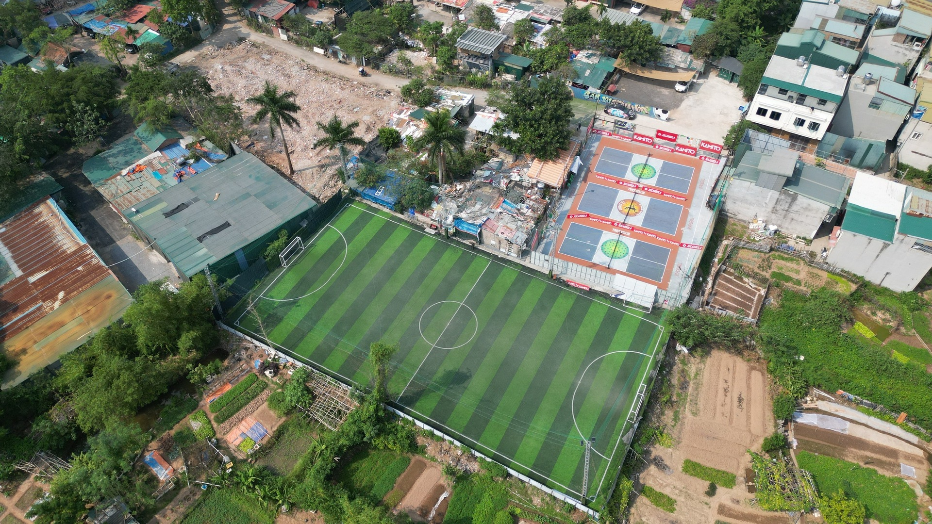 hoang mai ha noi loat bai xe san bong san pickleball moc trai phep tai phuong dai kim hinh 4