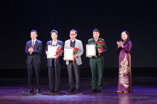 lien hoan san khau ha noi 2024 bung no sang tao dam dau an nghe thuat hinh 1