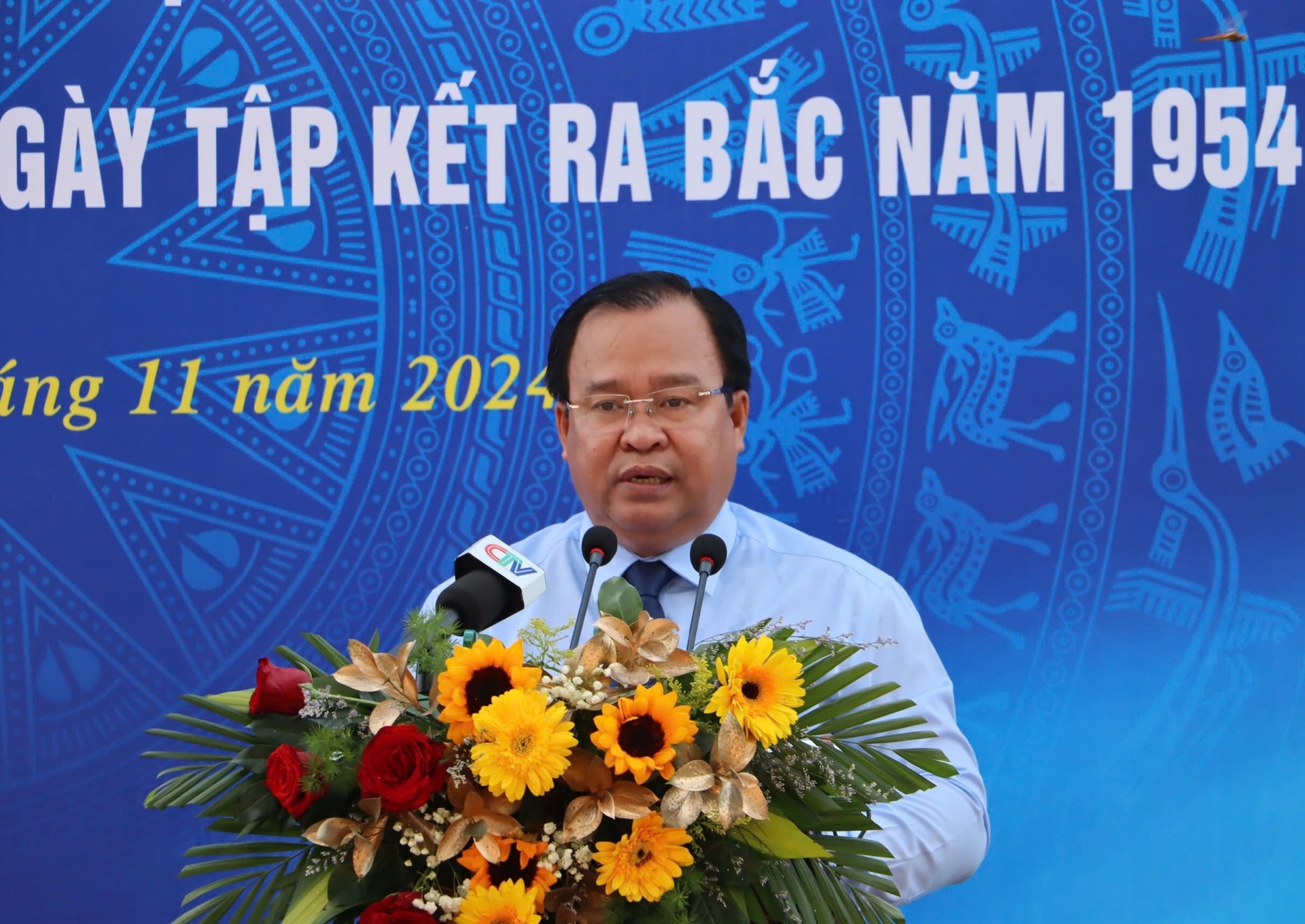 ca mau khanh thanh bia ky niem bac ho voi cay vu sua mien nam hinh 2