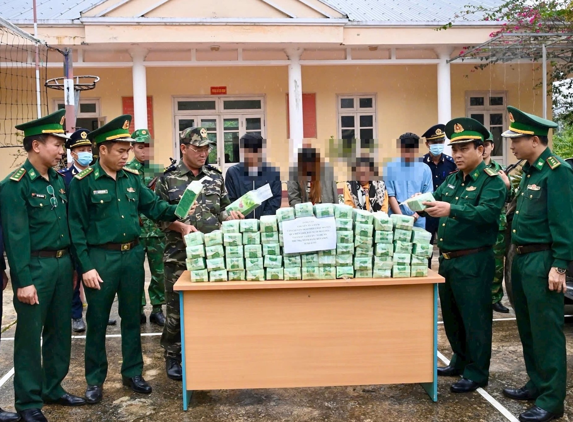 trao thuong chuyen an bat giu 5 doi tuong van chuyen 70kg ma tuy vao nghe an hinh 1