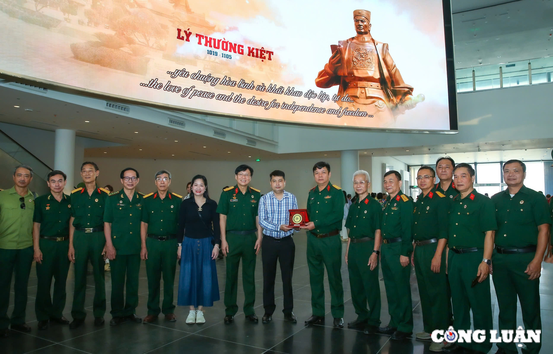 doan cong tac co quan trung uong hoi nha bao viet nam tham quan bao tang lich su quan su viet nam hinh 11