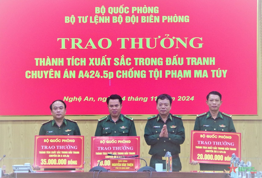 trao thuong chuyen an bat giu 5 doi tuong van chuyen 70kg ma tuy vao nghe an hinh 2