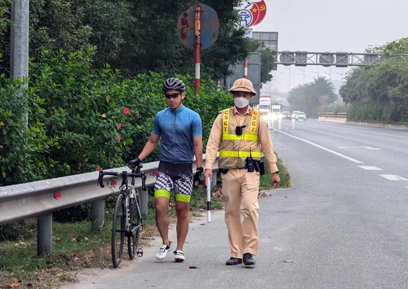 ha noi xu ly nghiem tinh trang xe dap di vao duong cam vo nguyen giap hinh 1