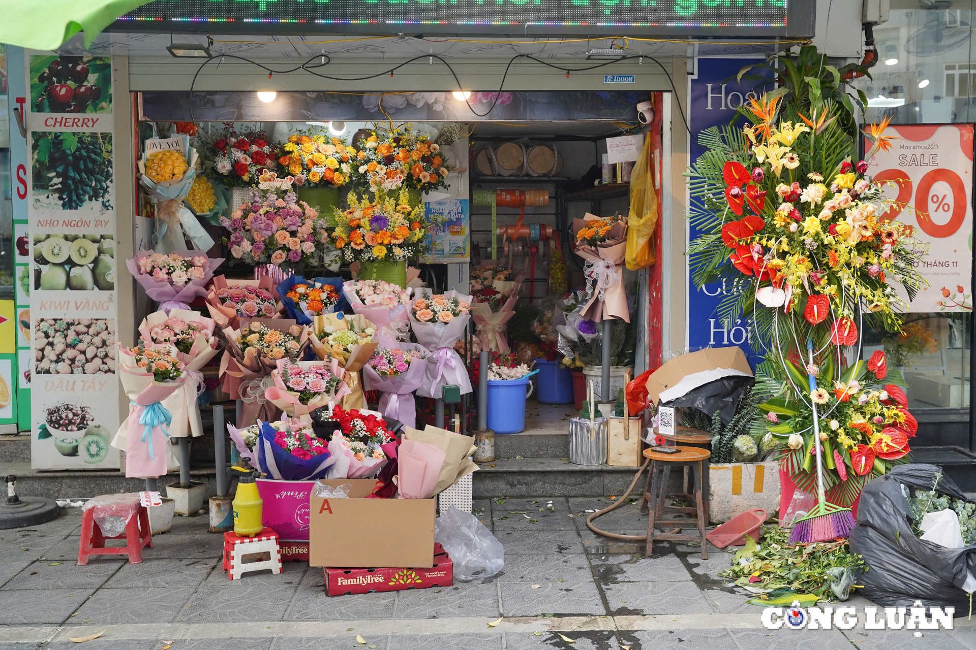 hoa tuoi hut khach mua trong ngay nha giao viet nam 20 11 hinh 4