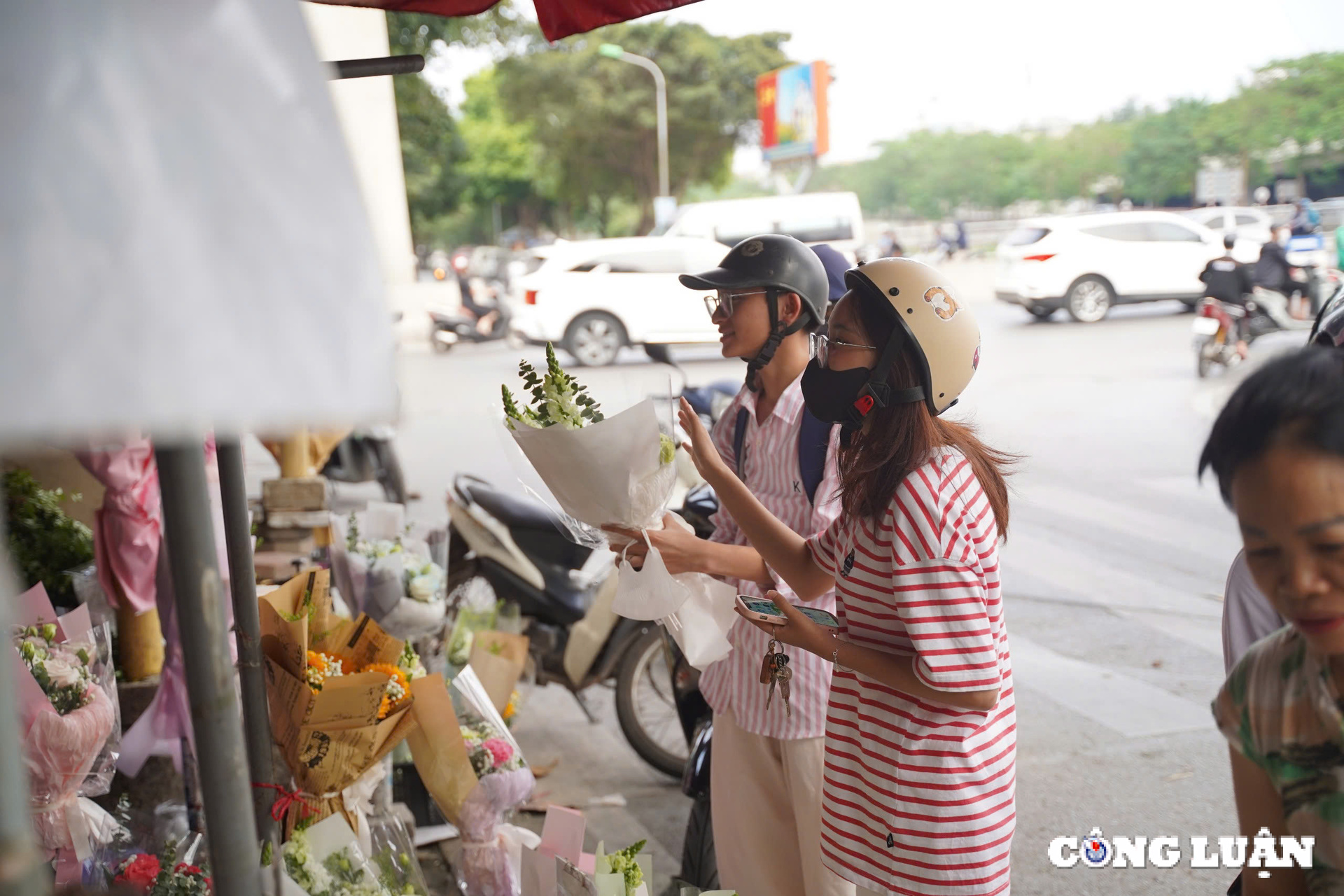 hoa tuoi hut khach mua trong ngay nha giao viet nam 20 11 hinh 5