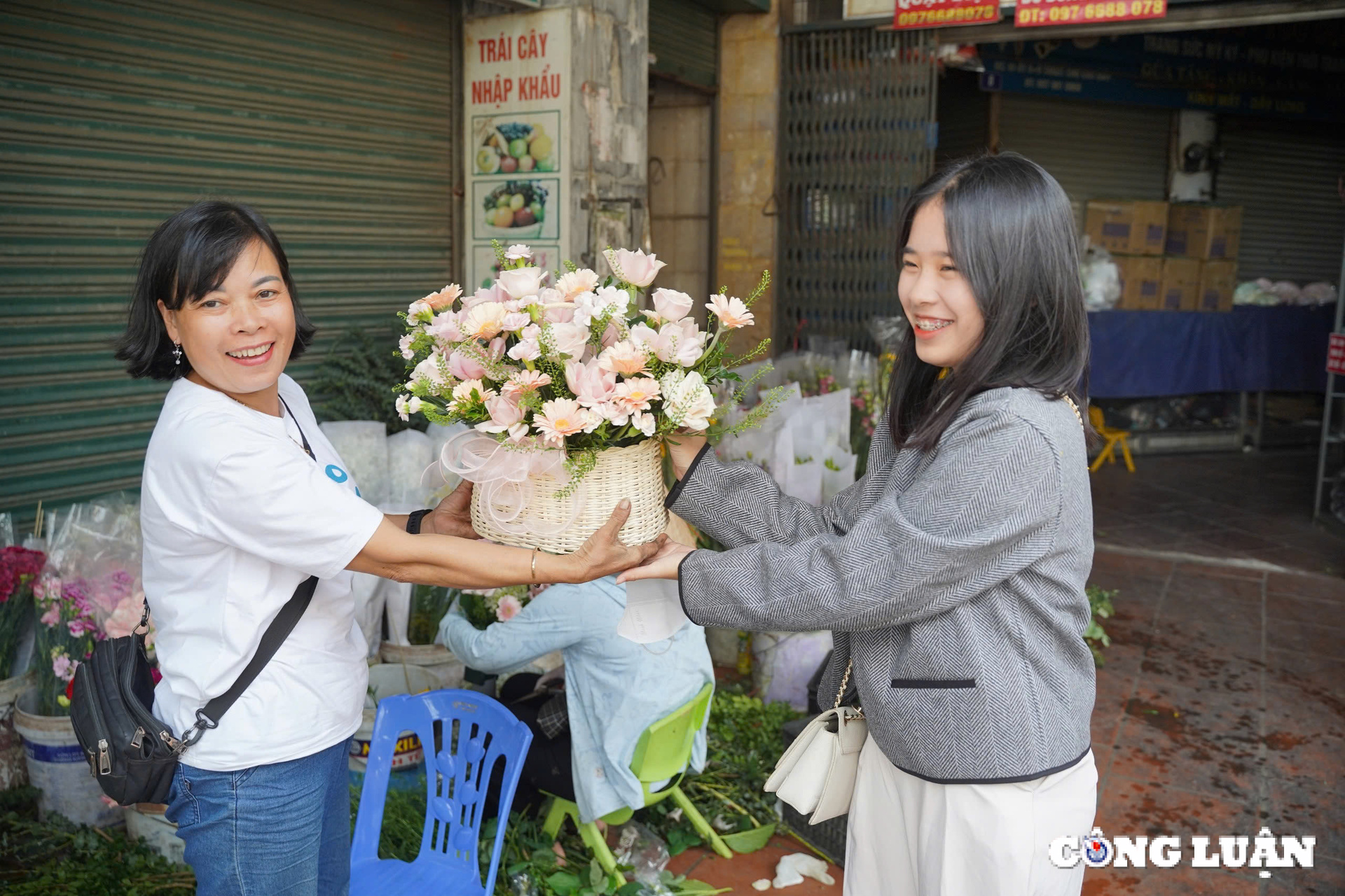 hoa tuoi hut khach mua trong ngay nha giao viet nam 20 11 hinh 13