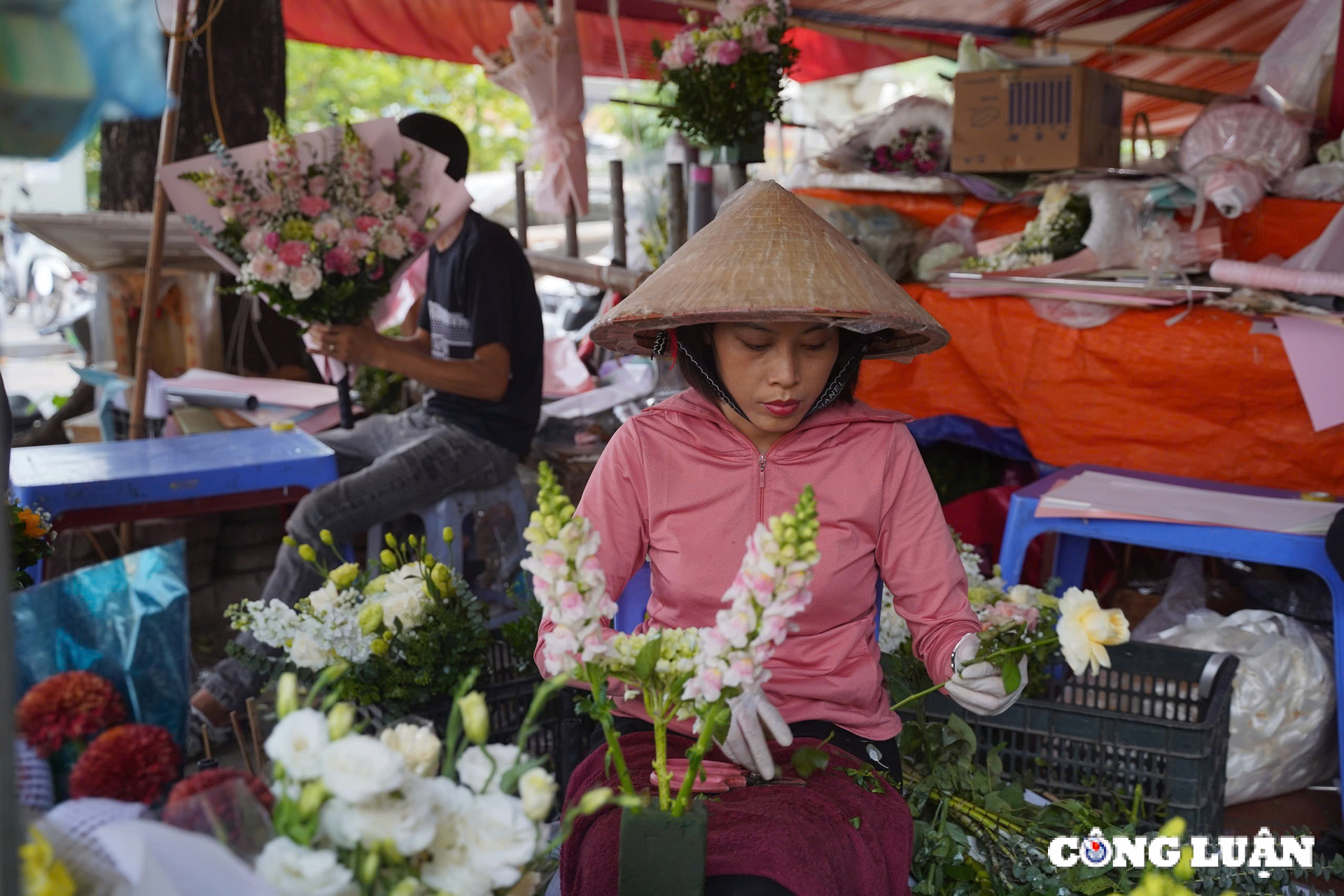 hoa tuoi hut khach mua trong ngay nha giao viet nam 20 11 hinh 12