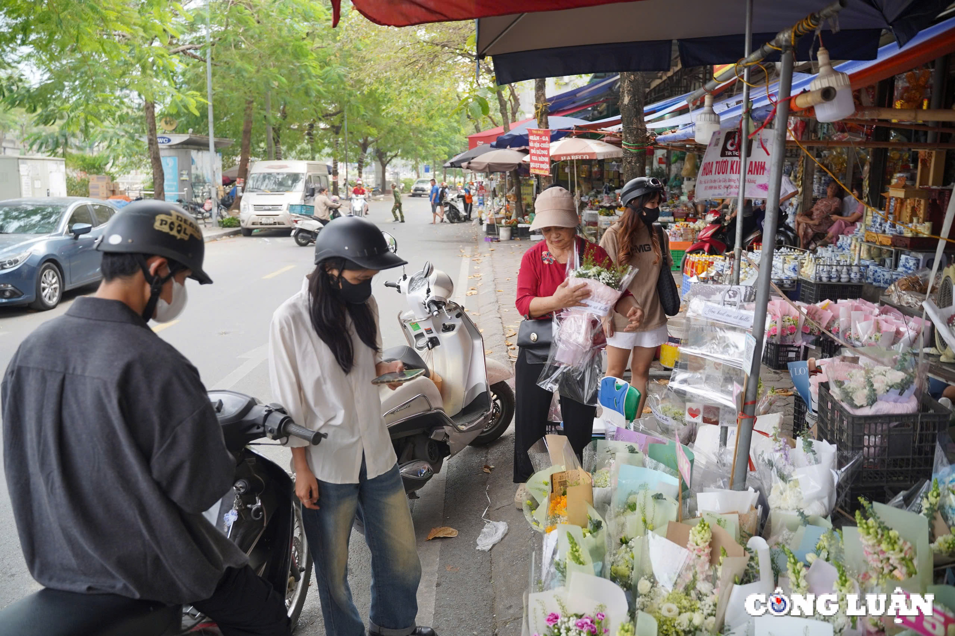 hoa tuoi hut khach mua trong ngay nha giao viet nam 20 11 hinh 2